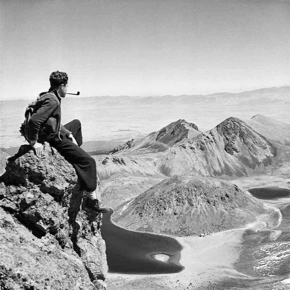AnelPerezM's tweet photo. Juan Rulfo nació #UnDíaComoHoy pero de 1917.
 En 1949 publicó su trabajo como fotógrafo, poco después de sus primeros cuentos y antes de El Llano en llamas y de Pedro Páramo. 
Me fascina su autorretrato en el Nevado de Toluca. 👇🏼#JuanRulfo #literatura https://t.co/Rf6b8iz8be