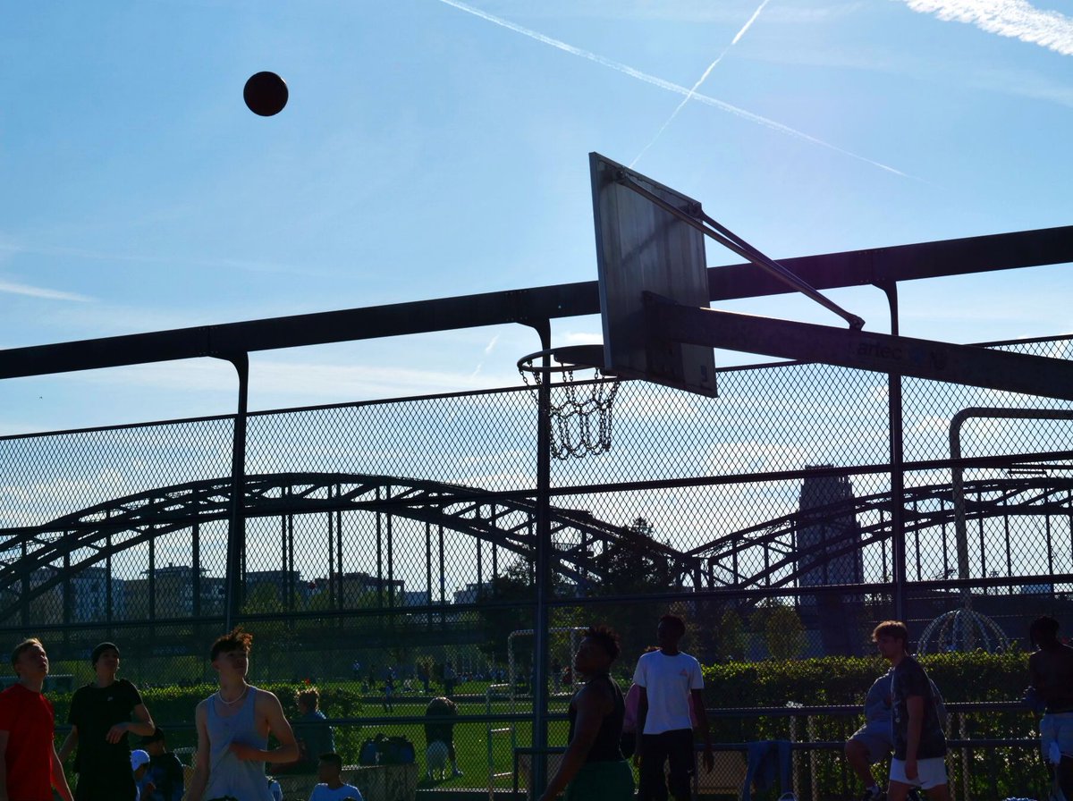 Präsidentin <a href="/BAK_Berlin/">Bundesarchitektenkammer</a> Andrea Gebhard sagt: "Wir müssen Lösungen entwickeln für gesundheitsfördernde Architekturen - innovative öffentliche Orte neben klassischen Sportstätten. Ein #Bewegungsgipfel ist dafür der richtige Impuls." 
dsj.de/news/artikel/u… 

#dsjbewegt  <a href="/DOSB/">DOSB</a>