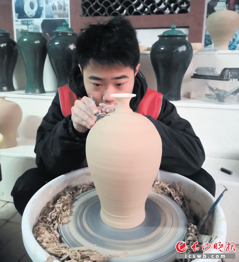 ChangshaCity's tweet photo. To help more people experience the charm of #Changsha #ceramics, the old pottery of #BatuHitam in Yiwen Town of Changsha has successfully re-fired the copper-red glazed porcelain. Here, visitors can enjoy different Changsha kiln artworks and have a crafting experience with clay. https://t.co/uON31MWRx5
