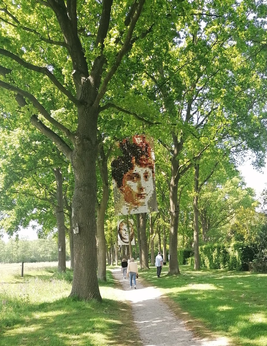 KraaijesteinM's tweet photo. Boeiende kunstroute ‘Grensloos kunst(route) verkennen’ in De Wijk/IJhorst. Met werk van onder meer Daphne van den Berg: geborduurde familieverhalen op streekdracht en Meg Mercx: installatie, portretten van mijn voormoeders. https://t.co/HDlvxkgOt8