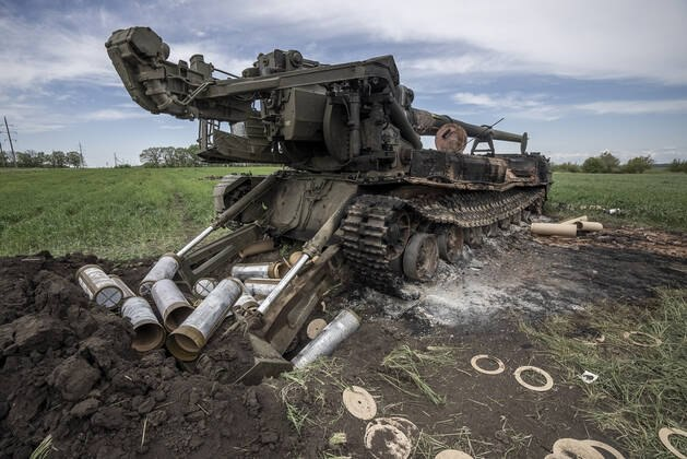 PolymarketIntel's tweet photo. #Ukraine: A very potent Ukrainian 2S7 Pion 203mm self-propelled howitzer was either destroyed or at least heavily damaged by the Russian army in Vilkhivka, #Kharkiv Oblast. As seen, the howitzer was recovered by the Ukrainian forces for possible further repair. https://t.co/bfYF7QTQF7