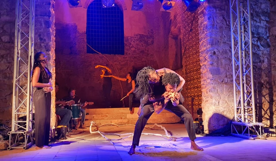 EUinCV's tweet photo. Celebrating #EuropeDay
A great dance performance with the famous 🇨🇻group Raiz di Polon at Convent of XVII century in the World Heritage, Cidade Velha.
The piece 'CVMatrix46' represents an ode to Cabo Verdean culture. The activity was co-funded by the EU.
#NuStaDjuntu 🇪🇺🇨🇻 https://t.co/VFYH6tMPn0