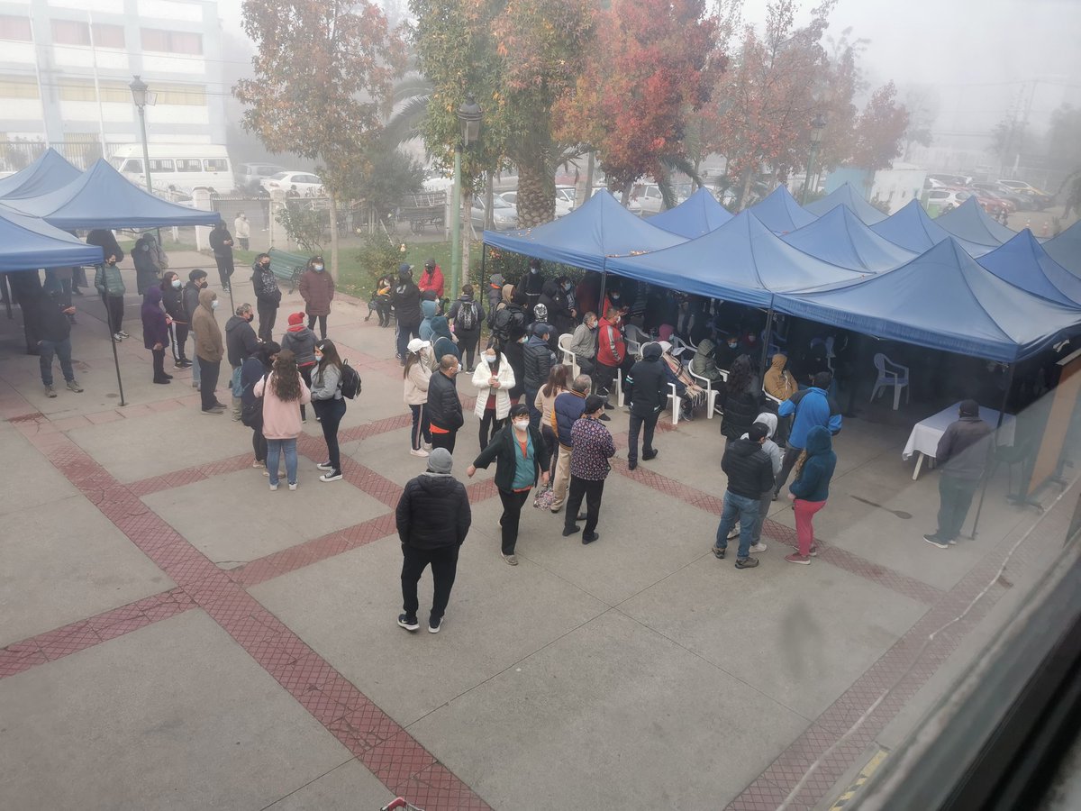 jasnagarcia's tweet photo. Es horrible Como los adultos mayores tienen que esperar con Frio las vacunas en #Maipu
Sin estufas, llevamos mas de 10 meses de gestión @TomasVodanovic y como no se preocupa de esos detalles.
@CHVNoticias @MatinaldeCHV @TVN #vacunas #COVID19 #VacunaCOVID19 https://t.co/pjabCvScwH