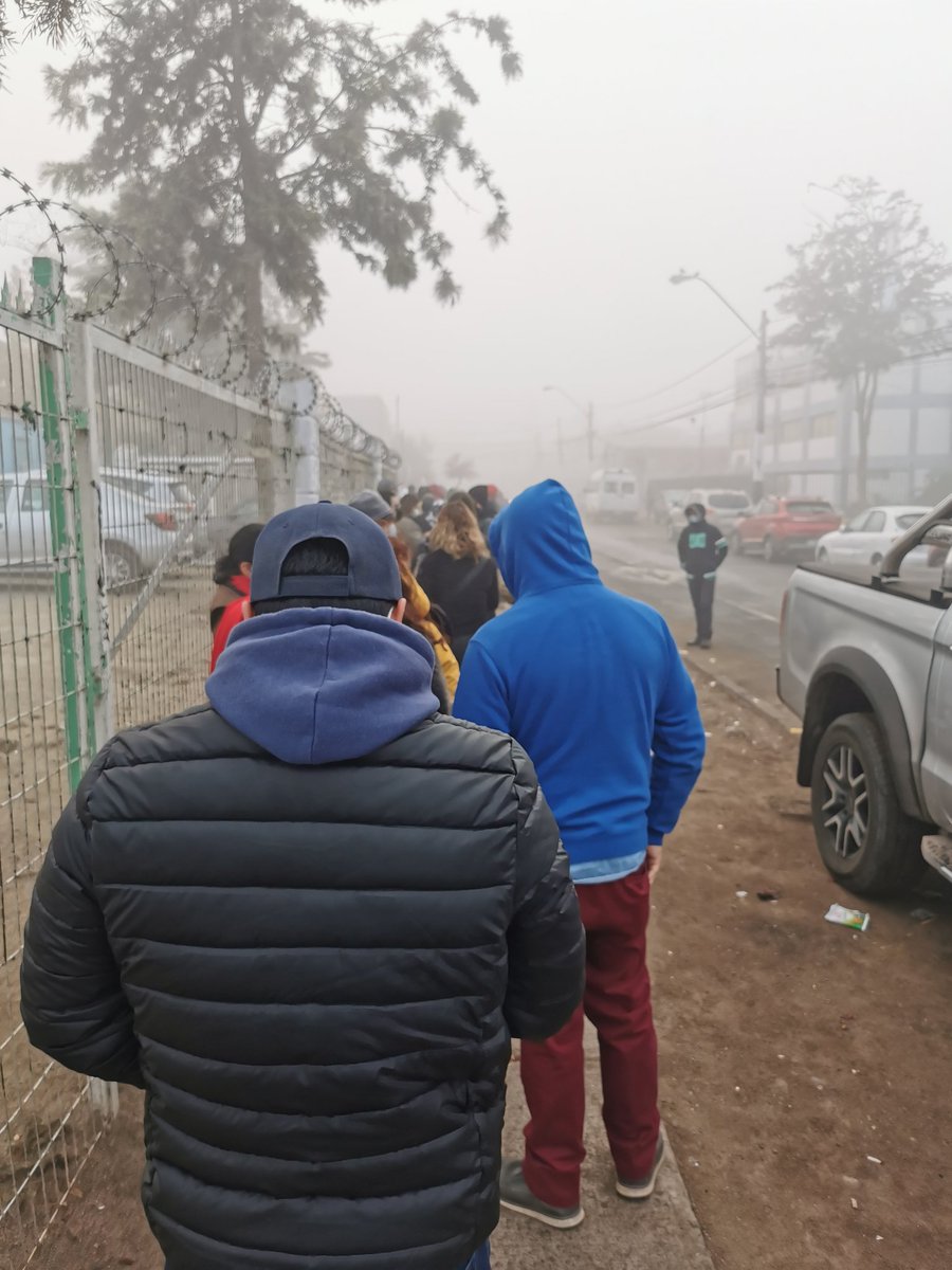 jasnagarcia's tweet photo. Es horrible Como los adultos mayores tienen que esperar con Frio las vacunas en #Maipu
Sin estufas, llevamos mas de 10 meses de gestión @TomasVodanovic y como no se preocupa de esos detalles.
@CHVNoticias @MatinaldeCHV @TVN #vacunas #COVID19 #VacunaCOVID19 https://t.co/pjabCvScwH