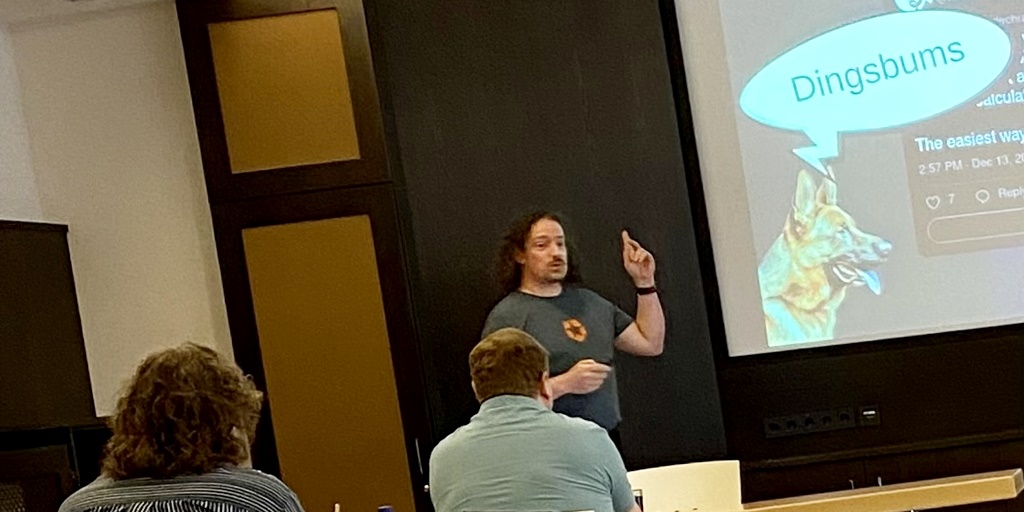 ITSecSummit's tweet photo. Das große Trainings- und Konferenzevent für #ITSecurity ist eröffnet!🔥 Was für ein großartiger Start mit der Session: "Is Application Security an Illusion?"! Danke @bendechrai!

#ITSecuritySummit https://t.co/l1U69w8uKi