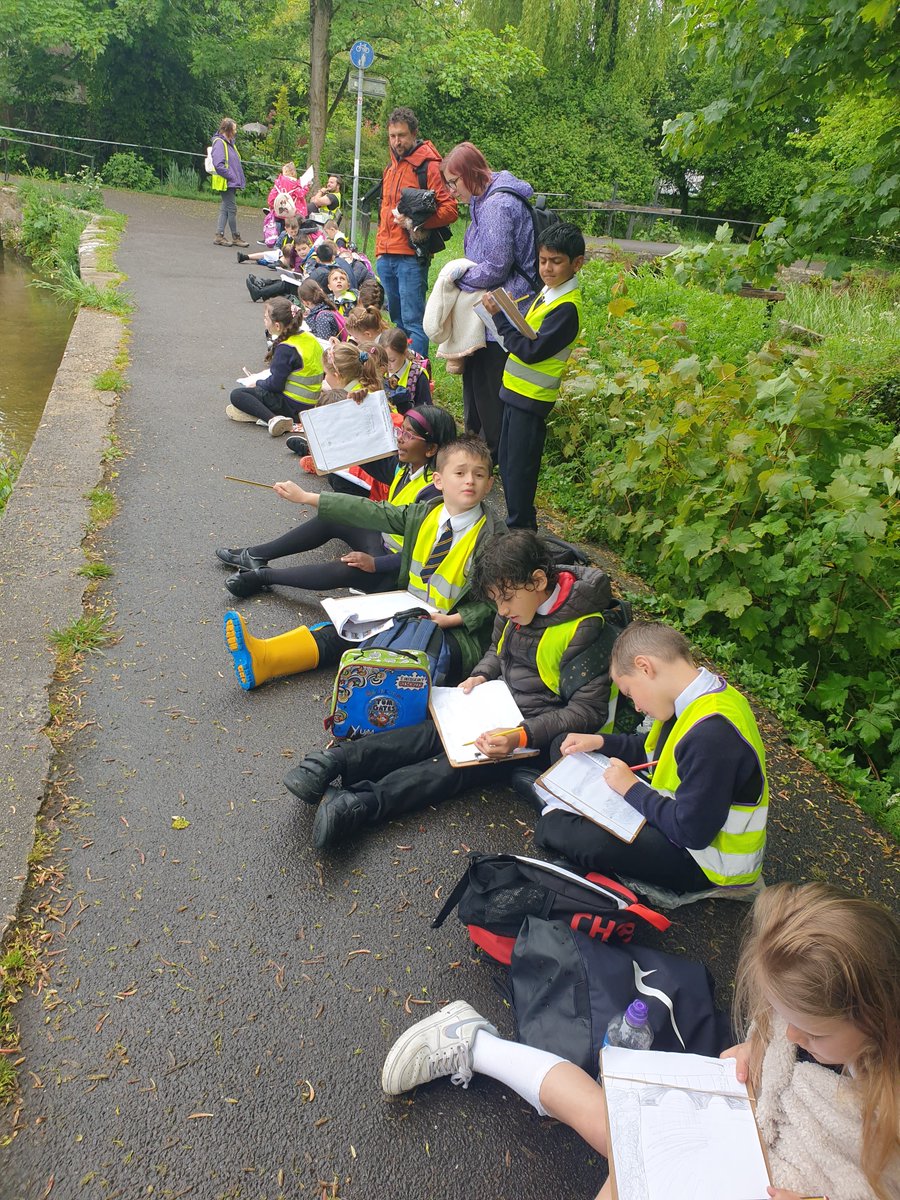 13SlicesofHappy's tweet photo. @ManorsidePoole Year 3 have had a lovely time exploring our county town of Dorchester. And we're only a little bit damp! https://t.co/xFBW3DZrJP