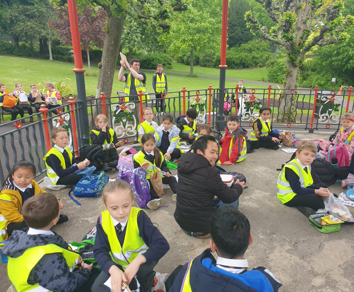 13SlicesofHappy's tweet photo. @ManorsidePoole Year 3 have had a lovely time exploring our county town of Dorchester. And we're only a little bit damp! https://t.co/xFBW3DZrJP