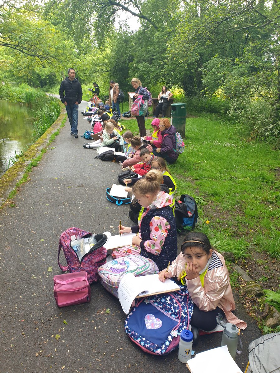 13SlicesofHappy's tweet photo. @ManorsidePoole Year 3 have had a lovely time exploring our county town of Dorchester. And we're only a little bit damp! https://t.co/xFBW3DZrJP
