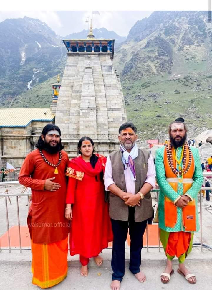 Nimbagalram's tweet photo. ಇಂದು ಕೆಪಿಸಿಸಿ ಅಧ್ಯಕ್ಷರಾದ ಡಿ ಕೆ ಶಿವಕುಮಾರ್ ದಂಪತಿಗಳು ಉತ್ತರಾಖಂಡ್ ನ ಪ್ರಸಿದ್ಧ ಕೇದಾರನಾಥ ದೇವಸ್ಥಾನಕ್ಕೆ ಭೇಟಿ ನೀಡಿ ಸಕಲರ ಒಳಿತಿಗಾಗಿ ಪ್ರಾರ್ಥನೆ ಸಲ್ಲಿಸಿದರು..
#Support_DKS https://t.co/XYmRobnp9A