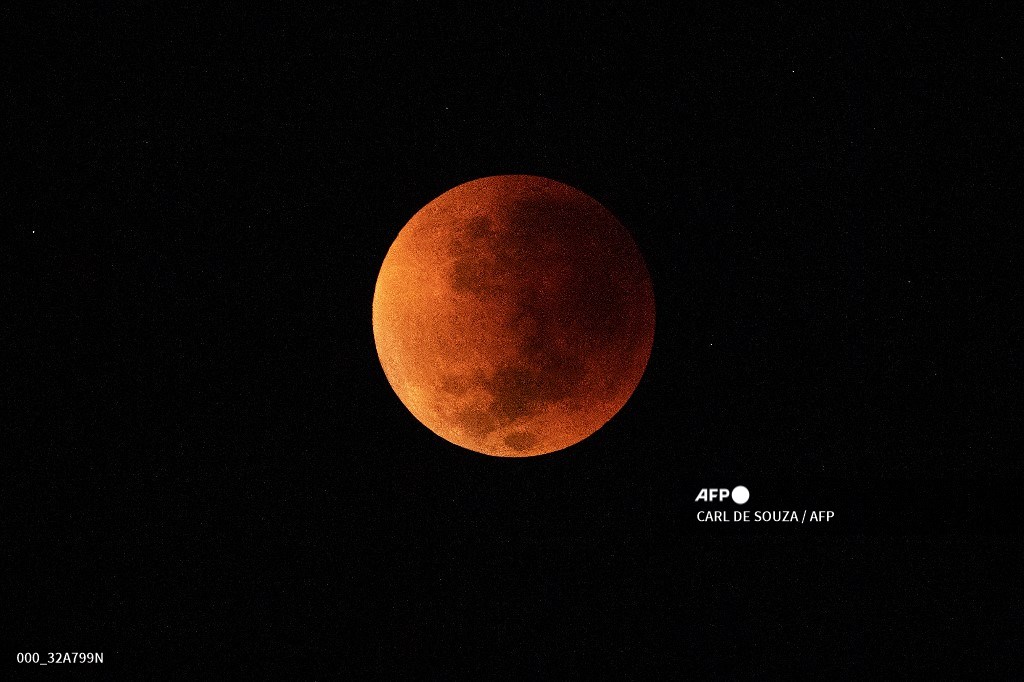 AFPphoto's tweet photo. The blood moon is seen during a total lunar eclipse in Rio de Janeiro. 
  📸 @CarldeSouza1 #AFP https://t.co/OfmCKv6CB1