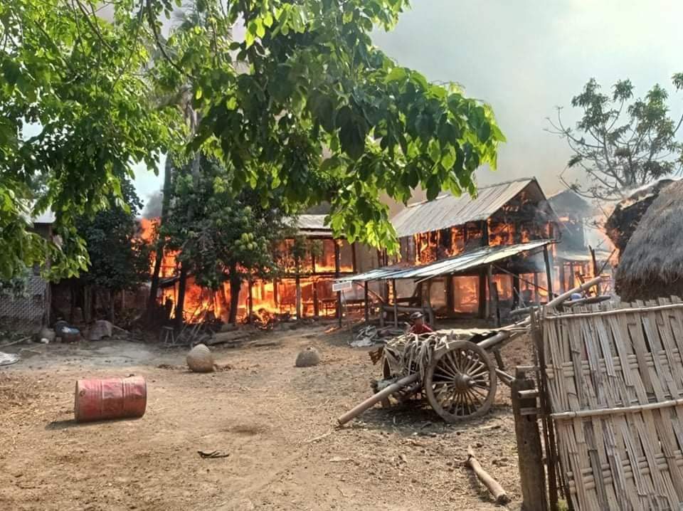 ရေစကြိုတွင် စစ်တပ်က ကျေးရွာ ၁၁ ရွာကို မီးတင်ရှို့ခဲ့သဖြင့် ပြည်သူပိုင် နေအိမ် ၁၄၅ လုံး မီးလောင် ပြာကျ ၊ စစ်ရှောင်ပြည်သူများ အရေးပေါ် အကူ အညီလိုအပ်နေ

ရန်ကုန်၊ မေ ၁၆
Read More -> t.me/khitthitnews/3…
