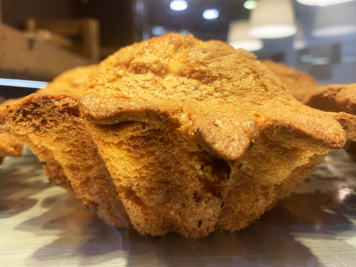 Bcnsingular's tweet photo. Abans que ens envaïssin les 'muffins', les #magdalenes que a mi em tornaven boig eren com les que tenen, en format gegant, al Forn Can Bargalló (Gran Via 540 #SantAntoni). On diríeu que les fan més bones? https://t.co/ktJKet14dr