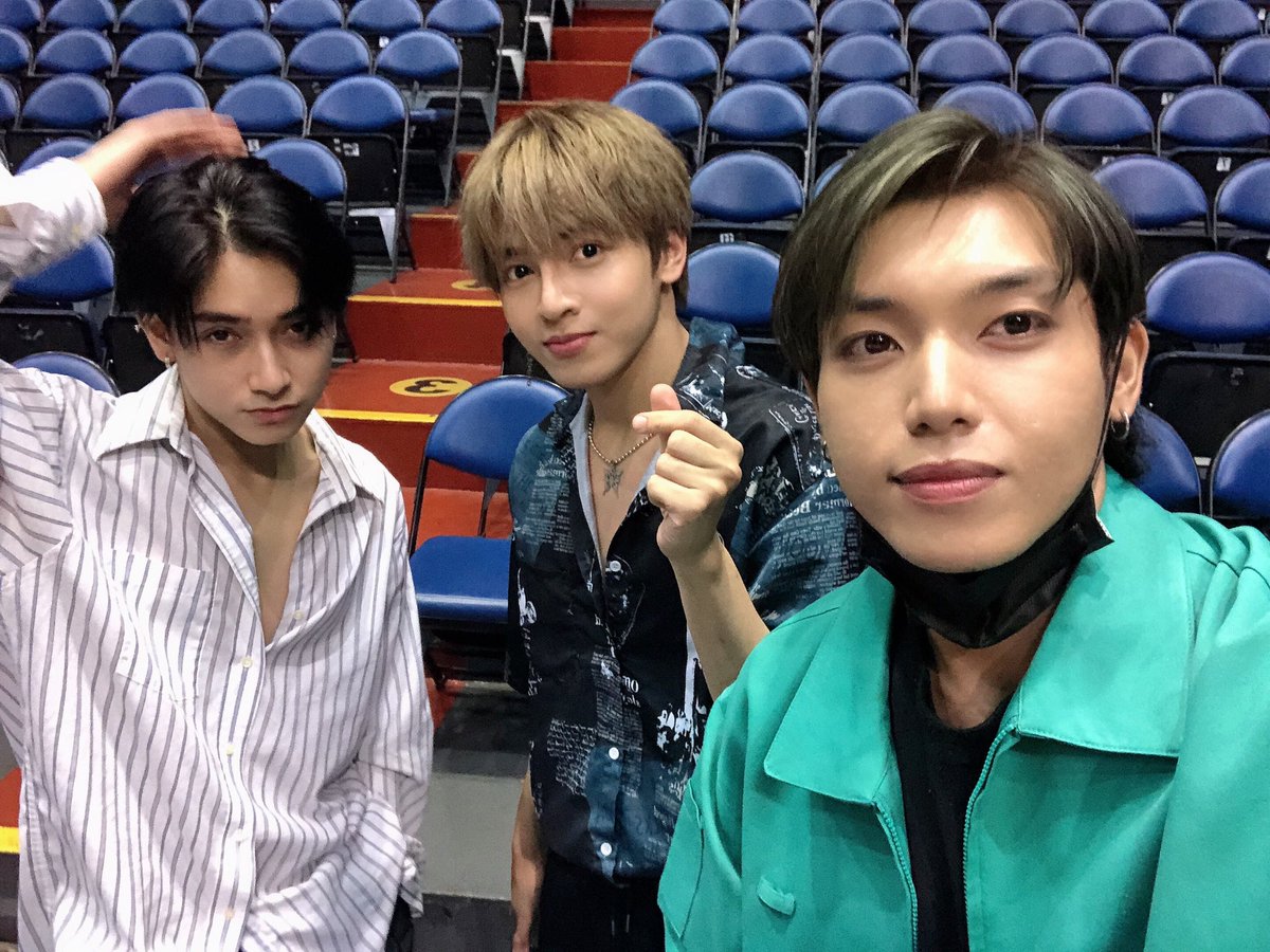 s_sev__'s tweet photo. The water boys for today’s gameeeee~~ 😌 https://t.co/ZqvWaOFZQC