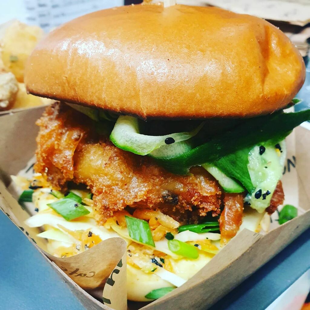 cafe_thrive's tweet photo. Its Katsu Burger week! We're serving breaded seitan 'chicken' in a brioche bun with katsu curry mayo, zesty lime slaw, spring onion and pickled cucumber 🤗
#vegan #meatfree #plantprotein #seitan #veggie #meatfreemonday #katsu #thrive #southampton #shoplocal #supportsmallbusi… https://t.co/kGgnKAQKVb