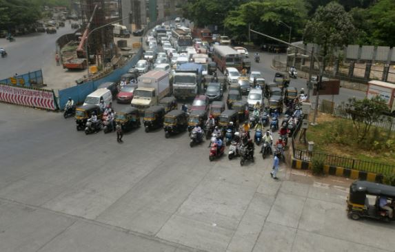 TOIMumbai's tweet photo. #Mumbai experienced a phenomenon called Zero Shadow Day on Monday when the sun was exactly overhead at around at 12:35 afternoon. https://t.co/RNLNkUYENN