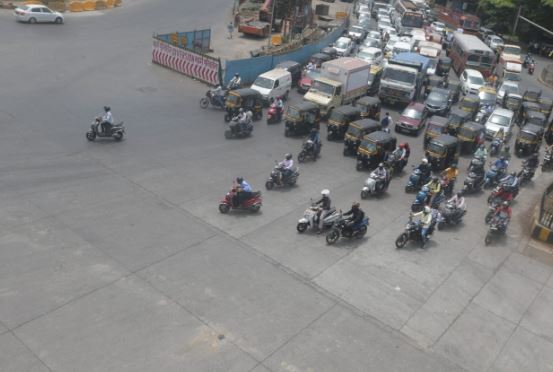 TOIMumbai's tweet photo. #Mumbai experienced a phenomenon called Zero Shadow Day on Monday when the sun was exactly overhead at around at 12:35 afternoon. https://t.co/RNLNkUYENN