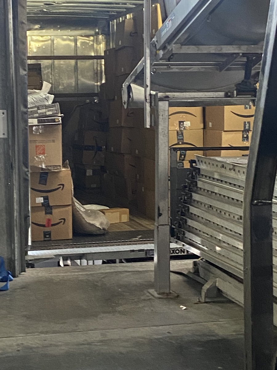 AbdulAb45258458's tweet photo. Team Willowbrook’s ready for “Perfect Service Monday” Zer0 Her0s waiting on our Service Providers. 
#WillowbrookStrong
#WillowBest
#UPSProud
@SoCalLeaders 
@JohnSzilagyi2 
 @Crystal84719509 @UPSers https://t.co/3rXMeYncam