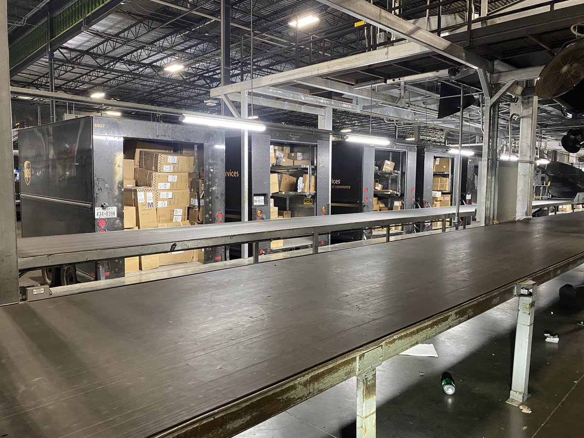 AbdulAb45258458's tweet photo. Team Willowbrook’s ready for “Perfect Service Monday” Zer0 Her0s waiting on our Service Providers. 
#WillowbrookStrong
#WillowBest
#UPSProud
@SoCalLeaders 
@JohnSzilagyi2 
 @Crystal84719509 @UPSers https://t.co/3rXMeYncam