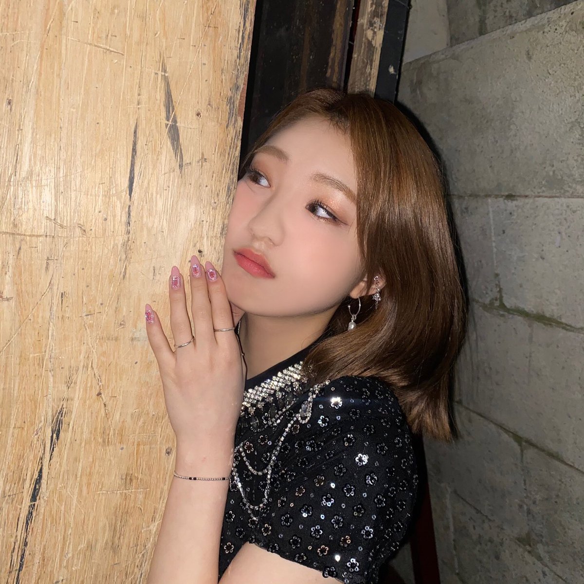 loonate's tweet photo. it's never a yeojin post without a photo in the basement https://t.co/kC9y65ED3Q