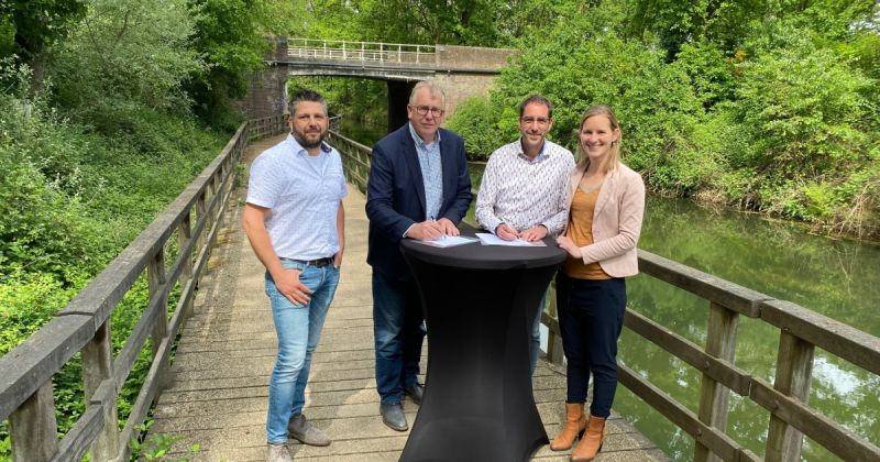 PloegamBV's tweet photo. De overeenkomst is getekend: we gaan aan de slag met de voorbereidingen voor project Heldensedijk, Meijelseweg en Meijelsebrug. Met @gempeelenmaas en Cleverland vormen we een bouwteam. Zo komen samen tot het beste ontwerp! #ploegampower #samenwerking #vanstart #bouwteam #infra https://t.co/qg5ACe7qeu
