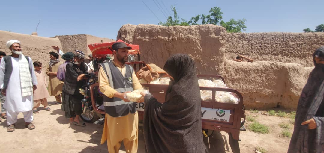 One_NationUK's tweet image. Afghanistan ~ Bread Distribution 

Thousands of families are receiving essential supplies of free bread daily, easing their burden &amp;amp; struggles in their time of need. 

Onenationuk.org
0300 500 1000

#afghanistan #humanitarianaid #breadfactory