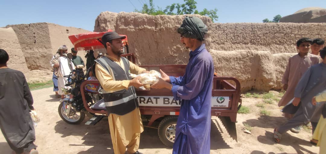 One_NationUK's tweet image. Afghanistan ~ Bread Distribution 

Thousands of families are receiving essential supplies of free bread daily, easing their burden &amp;amp; struggles in their time of need. 

Onenationuk.org
0300 500 1000

#afghanistan #humanitarianaid #breadfactory