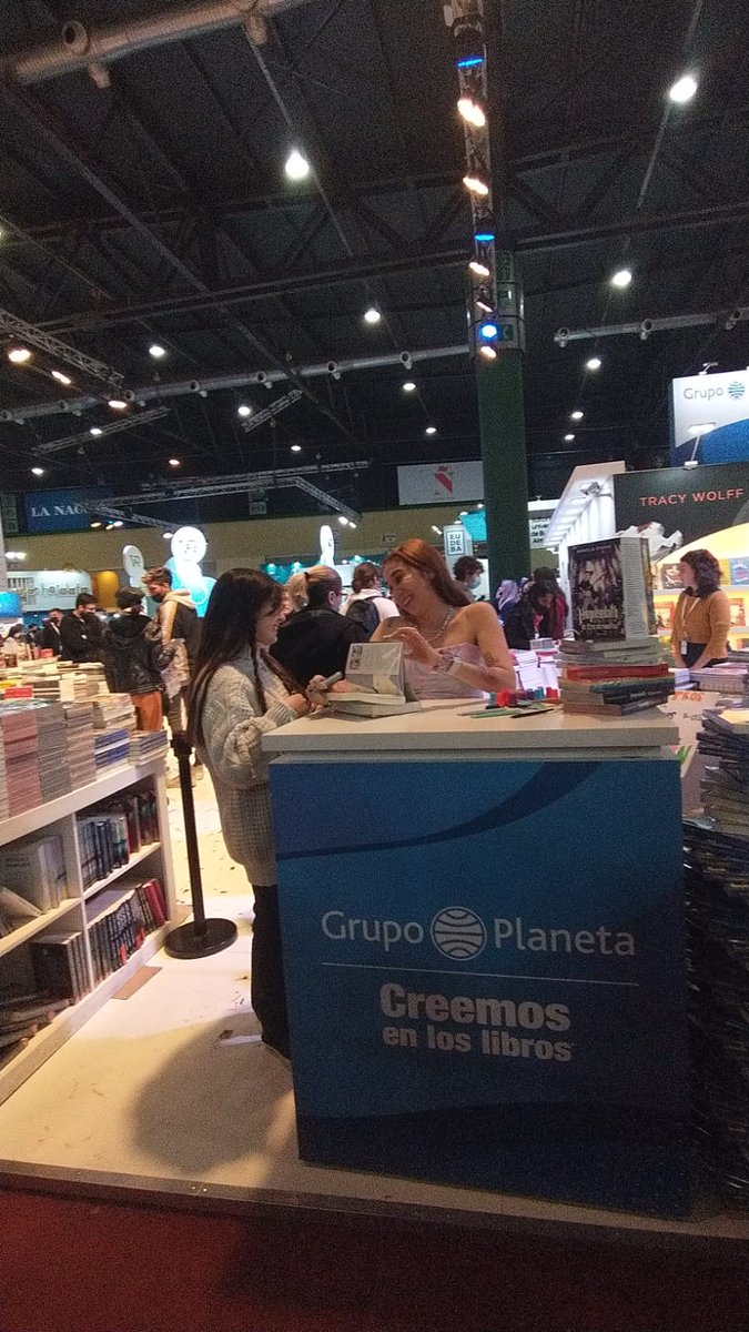 ZCaquita's tweet photo. Anoche, después de 7 horas de fila, conocí a la reina de @FDoficial <3
Y al capo de @Juanitotwittea
#FirmaFD https://t.co/kA64NVnZE0