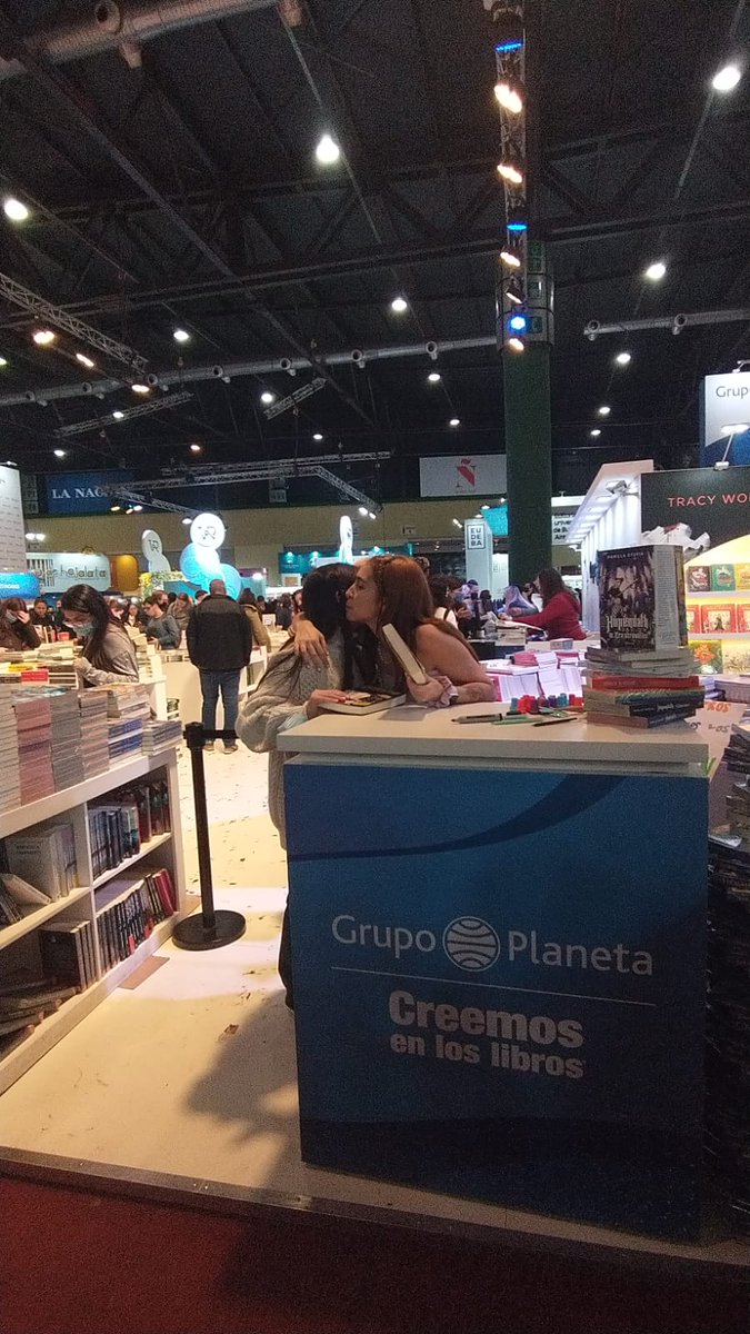 ZCaquita's tweet photo. Anoche, después de 7 horas de fila, conocí a la reina de @FDoficial <3
Y al capo de @Juanitotwittea
#FirmaFD https://t.co/kA64NVnZE0