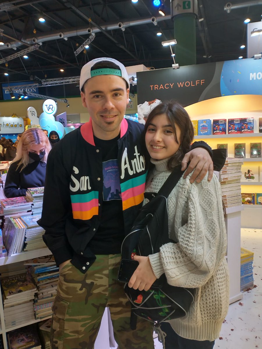 ZCaquita's tweet photo. Anoche, después de 7 horas de fila, conocí a la reina de @FDoficial <3
Y al capo de @Juanitotwittea
#FirmaFD https://t.co/kA64NVnZE0
