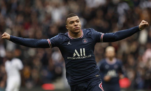 mundodabola's tweet photo. Mbappé diz 'sim' ao Real Madrid, e clube merengue fecha a contratação do atacante.

🗞️ Marca
📸 Reuters https://t.co/fNEV0kXp2d