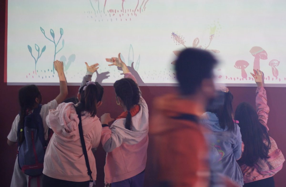 arkiteracom's tweet photo. Çocuk ve Gençlik Sanat Bienali’ne program destekçisi olarak “Sihirli Bahçe” yerleştirmesiyle katılan Monnom’un etkileşimli ortamı çocukları mekanı yaratıcı bir şekilde kullanmaya ve arkadaşlarıyla birlikte üretime davet ediyor. 
@playmonnom 
https://t.co/kPA5kGt7JP https://t.co/nKWewNz4q6