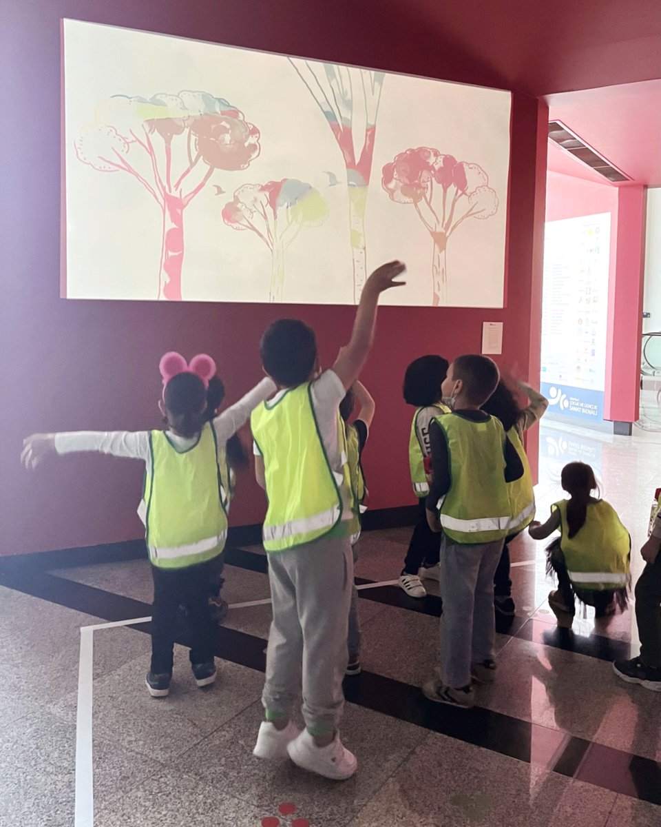 arkiteracom's tweet photo. Çocuk ve Gençlik Sanat Bienali’ne program destekçisi olarak “Sihirli Bahçe” yerleştirmesiyle katılan Monnom’un etkileşimli ortamı çocukları mekanı yaratıcı bir şekilde kullanmaya ve arkadaşlarıyla birlikte üretime davet ediyor. 
@playmonnom 
https://t.co/kPA5kGt7JP https://t.co/nKWewNz4q6