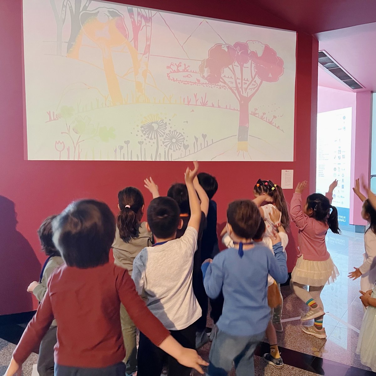 arkiteracom's tweet photo. Çocuk ve Gençlik Sanat Bienali’ne program destekçisi olarak “Sihirli Bahçe” yerleştirmesiyle katılan Monnom’un etkileşimli ortamı çocukları mekanı yaratıcı bir şekilde kullanmaya ve arkadaşlarıyla birlikte üretime davet ediyor. 
@playmonnom 
https://t.co/kPA5kGt7JP https://t.co/nKWewNz4q6