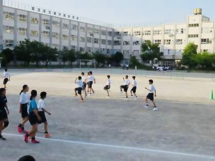 adachi_14's tweet photo. 1年生も本入部し、皆さん頑張っています
(写真:バスケ部、サッカー部、陸上部) https://t.co/bGQp2wve5u