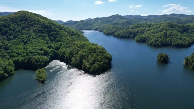 AndrewJBoneRE's tweet photo. #AbsoluteAuction #LakeNantahala #NorthCarolina July 9, 2022! Two great developments. https://t.co/XKB9P9Jjkn