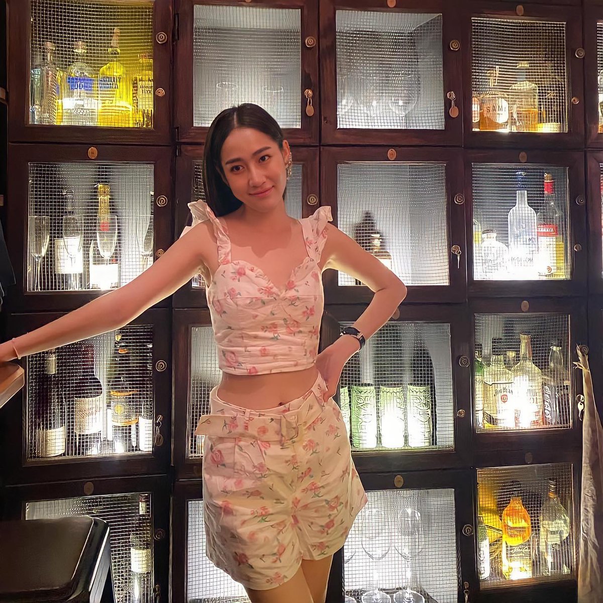 nanajunkoo2's tweet photo. alcohol or me?😂🙈 https://t.co/drLPvajq9S