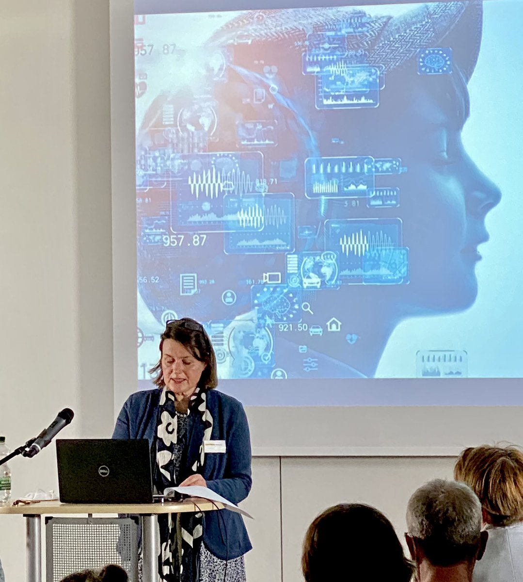 42punktcc's tweet photo. Was #StarTrek mit #Subjektbildung und alltäglichen #Datenpraktiken zu tun hat, erklärt uns @palimpoetica fulminant, fachlich fundiert und frech auf der #Zukunftsforumgesellschaft. #meko22 #transformationjffbpb #dggkassel https://t.co/sNhfzBYCIj