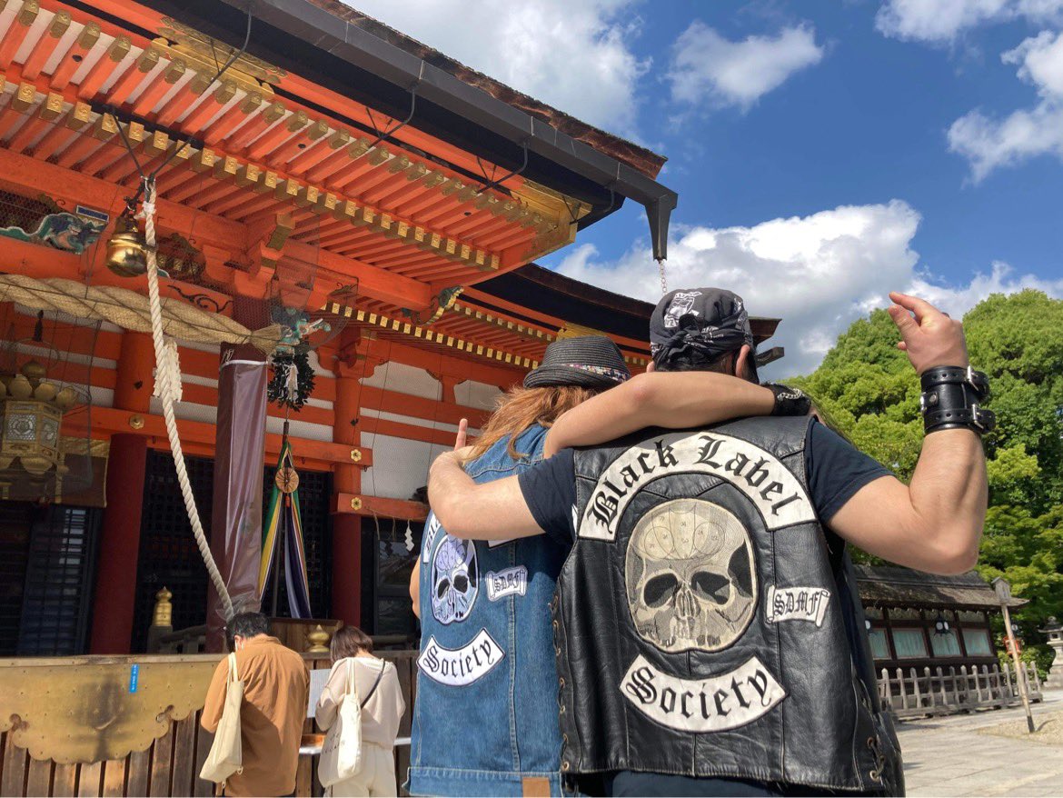 SDMF_Inc's tweet photo. OZZIKI OSBOURNEはVo.Keiさんに、

土曜
リハ終わりに皆んなで八坂神社に行った写真頂いた。

全体的に黒い、
腰の鎖や鍵がジャリジャリ言うてる、

八坂神社には
大凡似使わしくない集団が😂

でも、
しっかり

二礼二拍手一礼

で参拝する良い方達なのですよ☝️

#OzzikiOsbourne #八坂神社 https://t.co/nW168k9Qmt