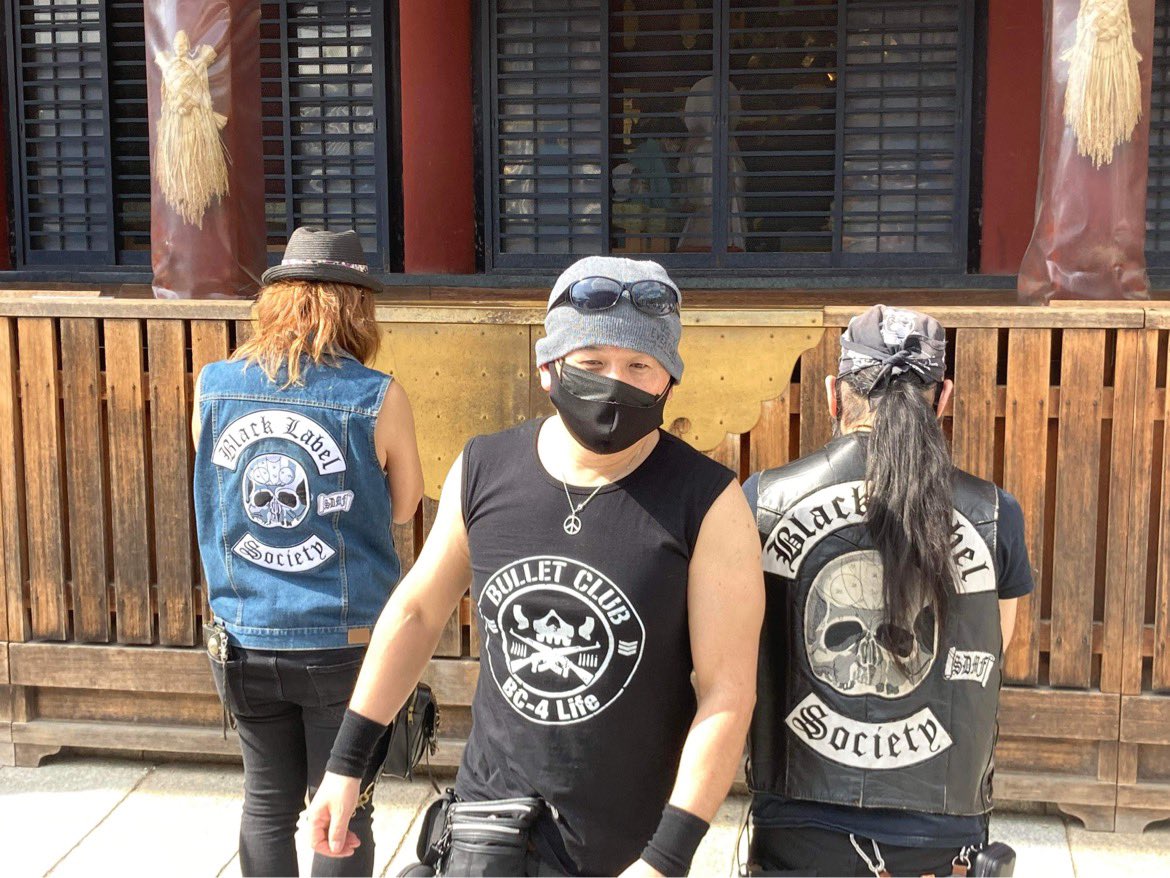 SDMF_Inc's tweet photo. OZZIKI OSBOURNEはVo.Keiさんに、

土曜
リハ終わりに皆んなで八坂神社に行った写真頂いた。

全体的に黒い、
腰の鎖や鍵がジャリジャリ言うてる、

八坂神社には
大凡似使わしくない集団が😂

でも、
しっかり

二礼二拍手一礼

で参拝する良い方達なのですよ☝️

#OzzikiOsbourne #八坂神社 https://t.co/nW168k9Qmt