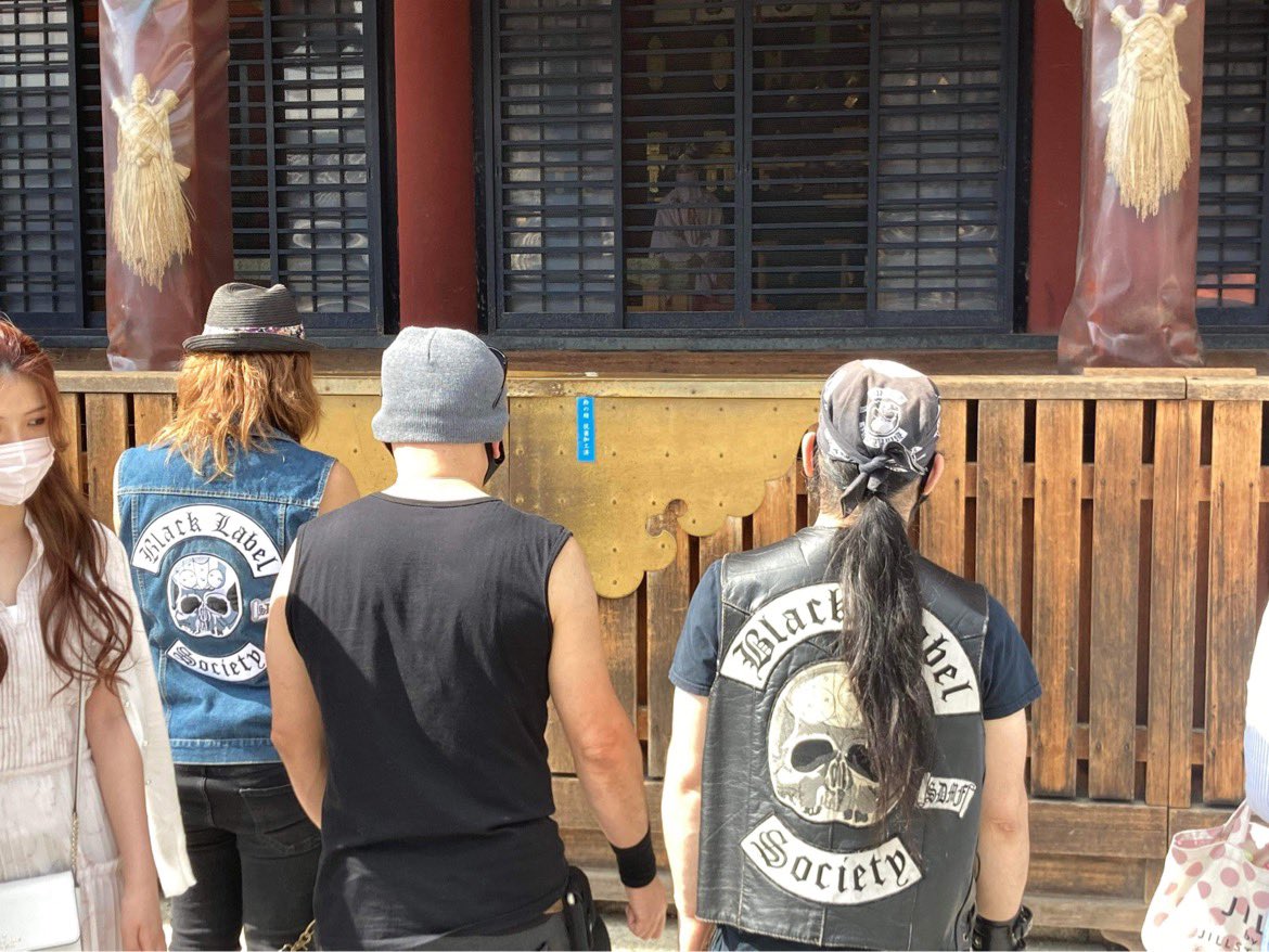 SDMF_Inc's tweet photo. OZZIKI OSBOURNEはVo.Keiさんに、

土曜
リハ終わりに皆んなで八坂神社に行った写真頂いた。

全体的に黒い、
腰の鎖や鍵がジャリジャリ言うてる、

八坂神社には
大凡似使わしくない集団が😂

でも、
しっかり

二礼二拍手一礼

で参拝する良い方達なのですよ☝️

#OzzikiOsbourne #八坂神社 https://t.co/nW168k9Qmt