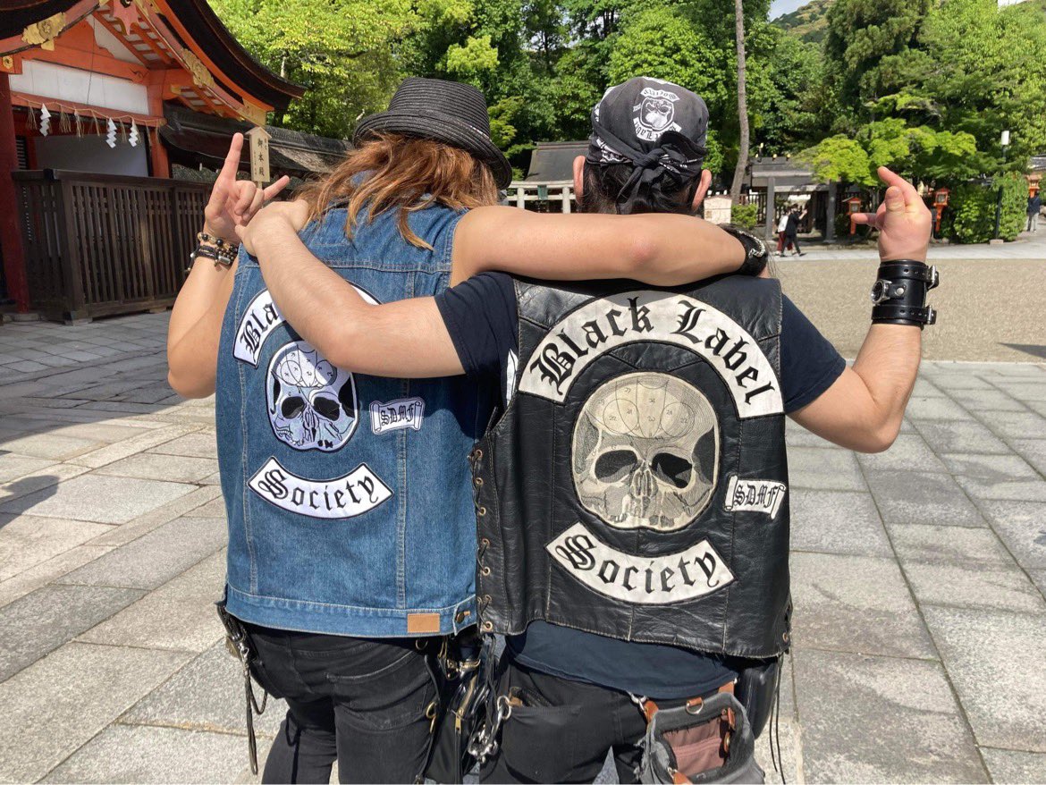 SDMF_Inc's tweet photo. OZZIKI OSBOURNEはVo.Keiさんに、

土曜
リハ終わりに皆んなで八坂神社に行った写真頂いた。

全体的に黒い、
腰の鎖や鍵がジャリジャリ言うてる、

八坂神社には
大凡似使わしくない集団が😂

でも、
しっかり

二礼二拍手一礼

で参拝する良い方達なのですよ☝️

#OzzikiOsbourne #八坂神社 https://t.co/nW168k9Qmt