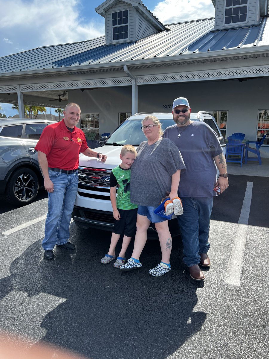 GilbertFordAuto's tweet photo. Congratulations, David &amp; Lacey Jennings on your 2018 Ford Explorer &amp; thank you for being part of the the Gilbert Family!

If you're in the market for a new or used vehicle, stop by Gilbert Ford, let Nathan Liscomb or any of the Ford team help you find your dream car &amp; find ou ... https://t.co/GqIMl7aDIm