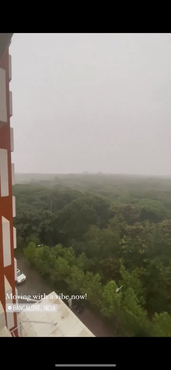 suvidha_ss's tweet photo. The vibe on 2 side of the city! 🚥 #bangalorerains  #kuchkattakuchmeetha https://t.co/vAhGMr7IKq