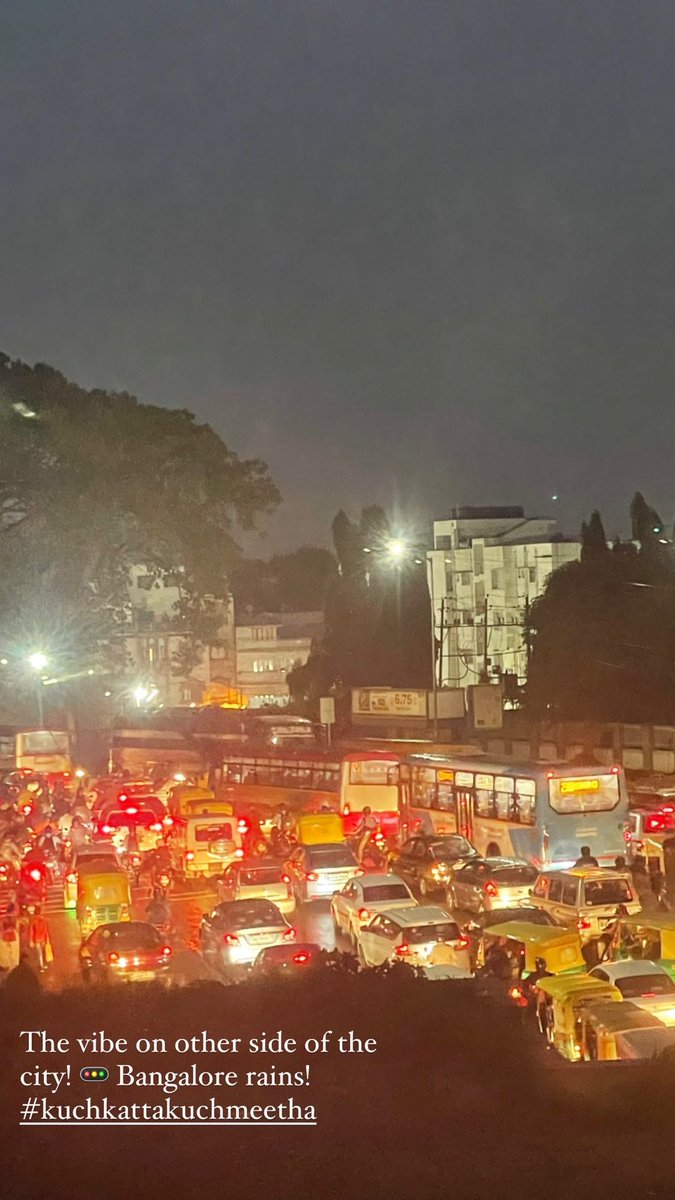 suvidha_ss's tweet photo. The vibe on 2 side of the city! 🚥 #bangalorerains  #kuchkattakuchmeetha https://t.co/vAhGMr7IKq
