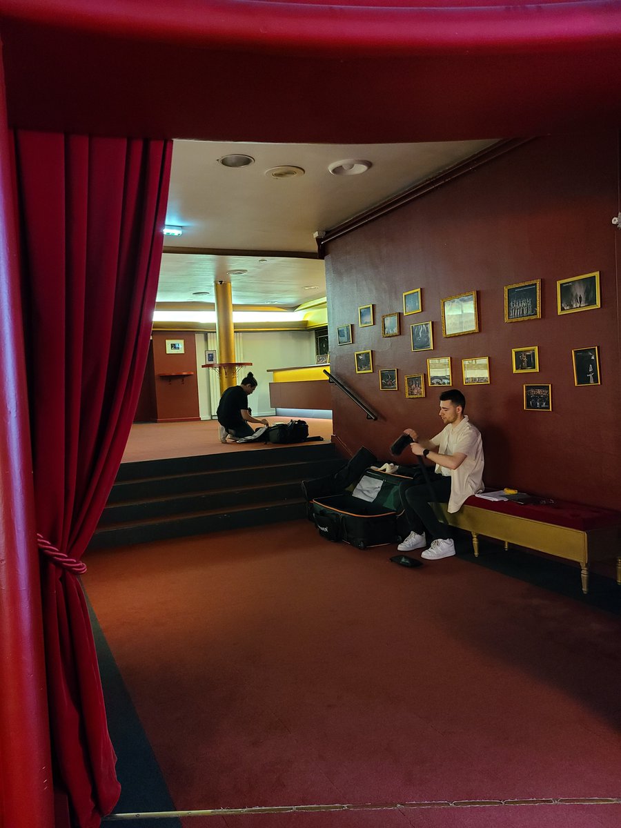 coliseeroubaix's tweet photo. La semaine dernière, l'équipe du Colisée a participé à un tournage aux côtés des Frères Lumières. Les vidéos produites seront projetées les 24 et 25 mai dès 20 heures, à l'occasion de nos soirées de présentation de saison.
 #coliseeroubaix #unsoirensemble #iloveroubaix https://t.co/Ijidptu0dD
