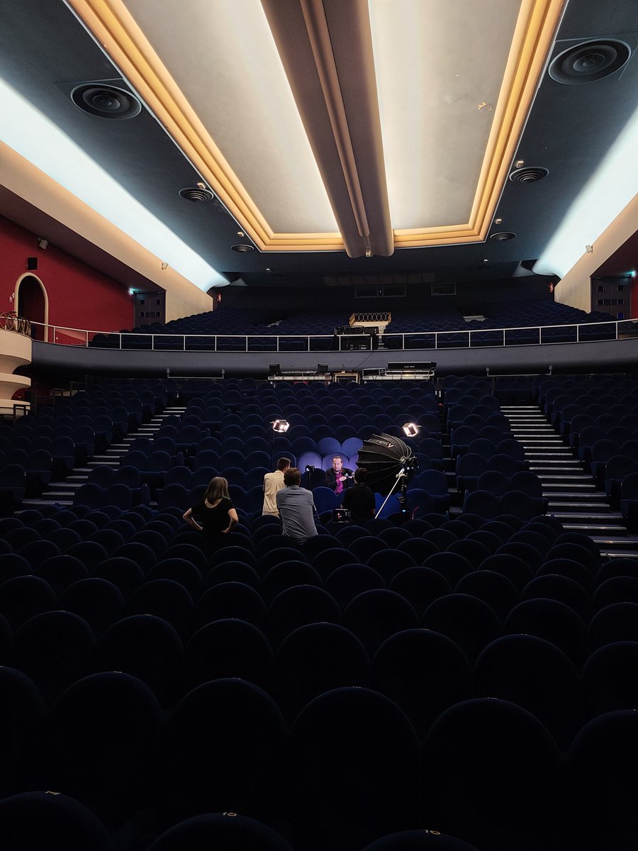 coliseeroubaix's tweet photo. La semaine dernière, l'équipe du Colisée a participé à un tournage aux côtés des Frères Lumières. Les vidéos produites seront projetées les 24 et 25 mai dès 20 heures, à l'occasion de nos soirées de présentation de saison.
 #coliseeroubaix #unsoirensemble #iloveroubaix https://t.co/Ijidptu0dD