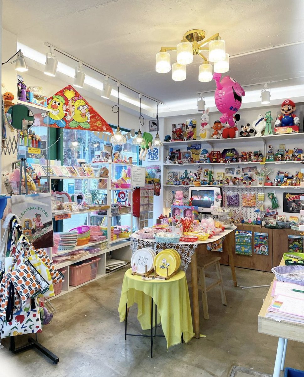 playxeveryday's tweet photo. Pleasing Store (플리징스토어)
ร้านรวมสารพัดของกุ๊กกิ๊กสุดคิ้วท์ 💝ไม่ว่าจะของเล่น ของใช้ ของตกแต่งบ้าน เครื่องเขียน ฯลฯ ใครชอบอะไรแบบนี้ หากไปเกาหลีต้องลองแวะไปนะคะ 🤩 หรือจะช้อปออนไลน์ได้ที่เว็ป https://t.co/qTY8O55i8D

(ต่อ👇🏻)
#รีวิวเกาหลี #เที่ยวเกาหลี #เที่ยวเกาหลีที่ไหนดี https://t.co/G1NlemADgD