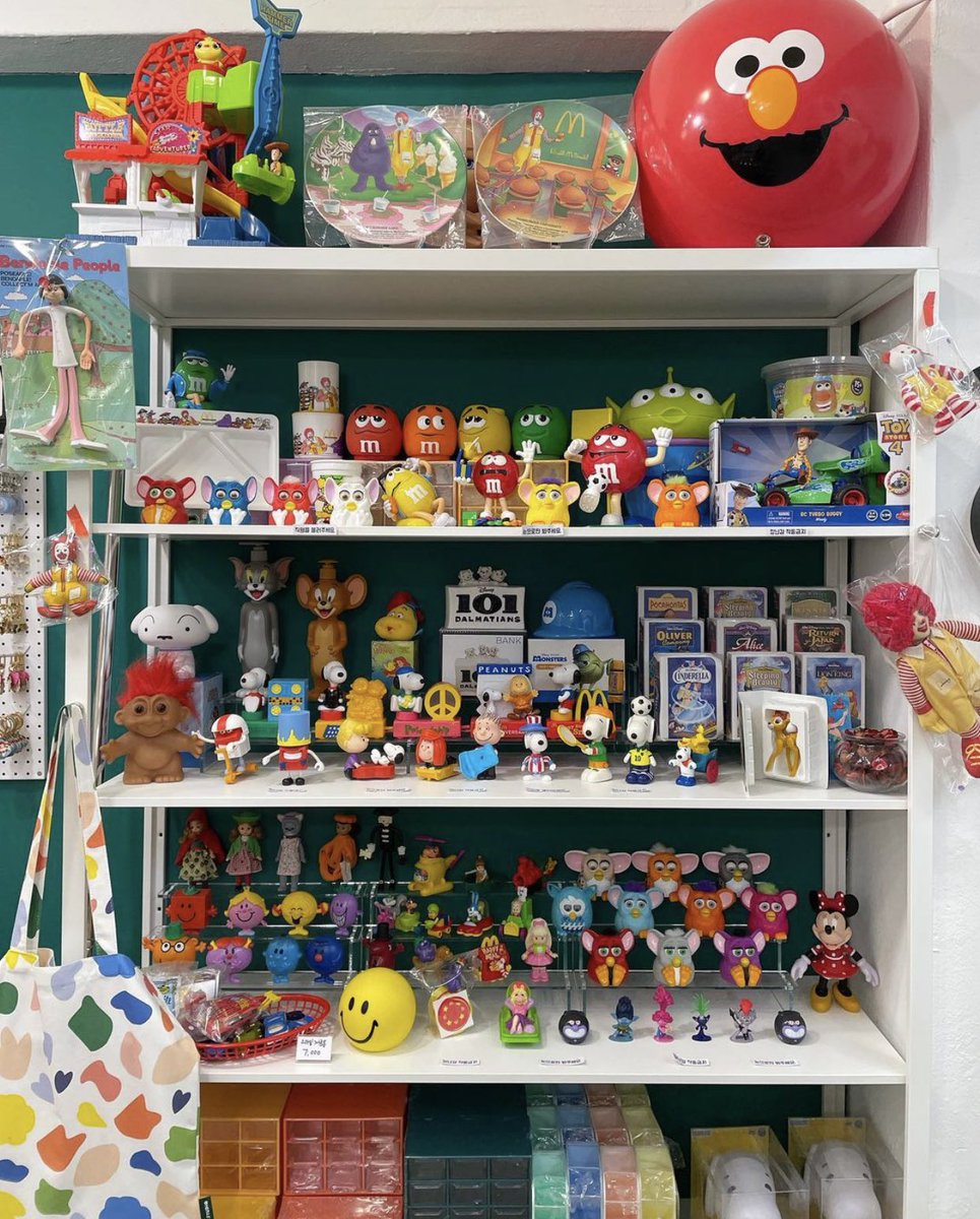playxeveryday's tweet photo. Pleasing Store (플리징스토어)
ร้านรวมสารพัดของกุ๊กกิ๊กสุดคิ้วท์ 💝ไม่ว่าจะของเล่น ของใช้ ของตกแต่งบ้าน เครื่องเขียน ฯลฯ ใครชอบอะไรแบบนี้ หากไปเกาหลีต้องลองแวะไปนะคะ 🤩 หรือจะช้อปออนไลน์ได้ที่เว็ป https://t.co/qTY8O55i8D

(ต่อ👇🏻)
#รีวิวเกาหลี #เที่ยวเกาหลี #เที่ยวเกาหลีที่ไหนดี https://t.co/G1NlemADgD
