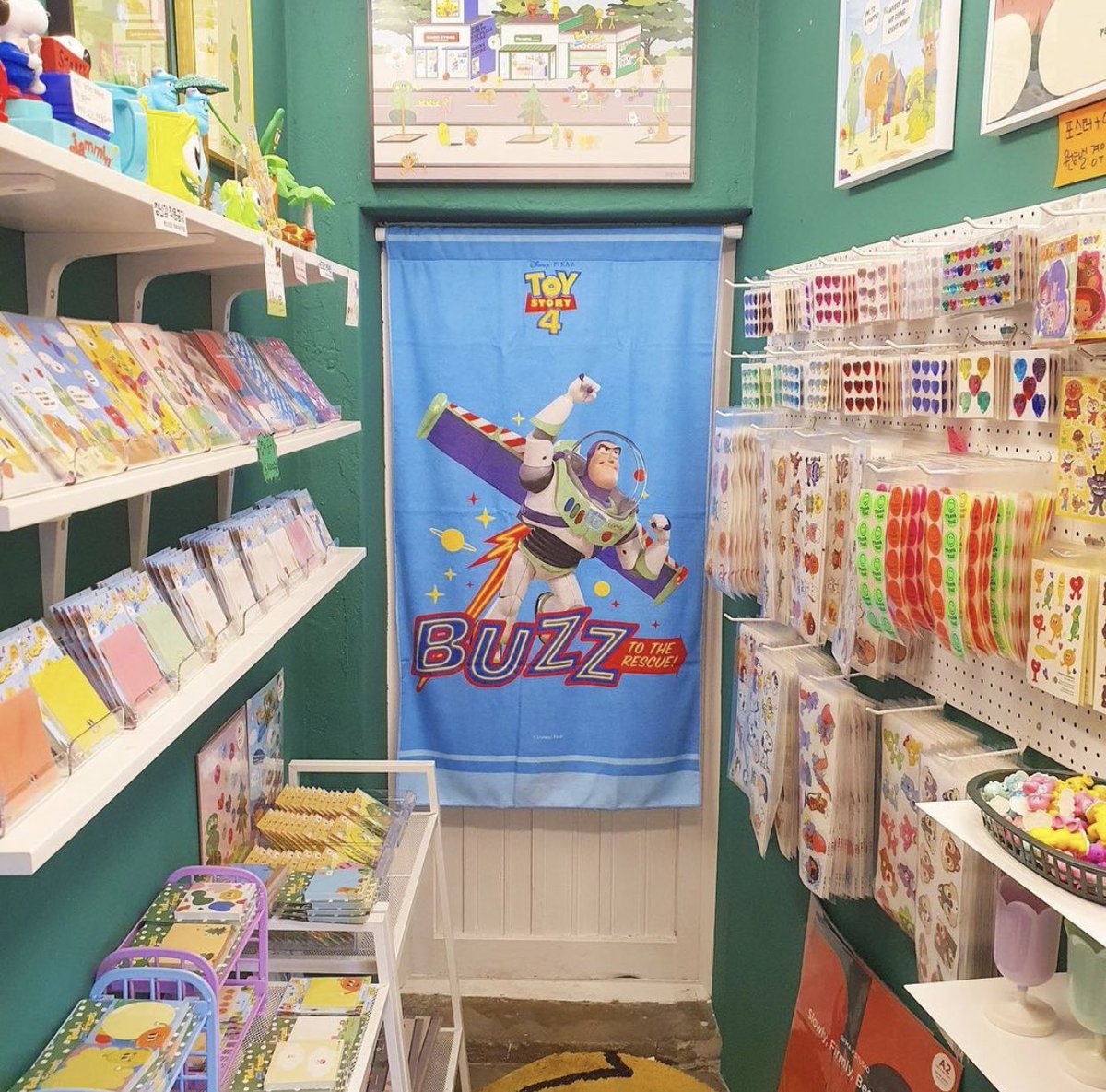 playxeveryday's tweet photo. Pleasing Store (플리징스토어)
ร้านรวมสารพัดของกุ๊กกิ๊กสุดคิ้วท์ 💝ไม่ว่าจะของเล่น ของใช้ ของตกแต่งบ้าน เครื่องเขียน ฯลฯ ใครชอบอะไรแบบนี้ หากไปเกาหลีต้องลองแวะไปนะคะ 🤩 หรือจะช้อปออนไลน์ได้ที่เว็ป https://t.co/qTY8O55i8D

(ต่อ👇🏻)
#รีวิวเกาหลี #เที่ยวเกาหลี #เที่ยวเกาหลีที่ไหนดี https://t.co/G1NlemADgD