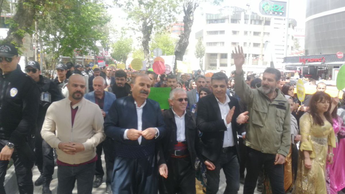 muratsarisac's tweet photo. Zimanê #Kurdî, ji bo hebûn û yekîtiya miletê #Kurd hîmê herî girîng e. Em bi vê hişmendiyê li Wanê bi gelê xwe yê rûmetdar #CejnaZimaneKurdî pîroz dikin. #HDP #Wan https://t.co/D7NYC59Rhs